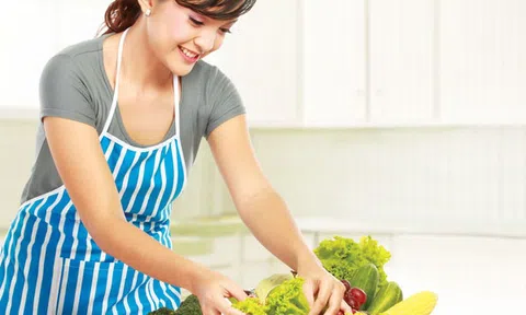 Một bà nội trợ, `ở nhà chồng nuôi` có \"giá\" bao nhiêu?